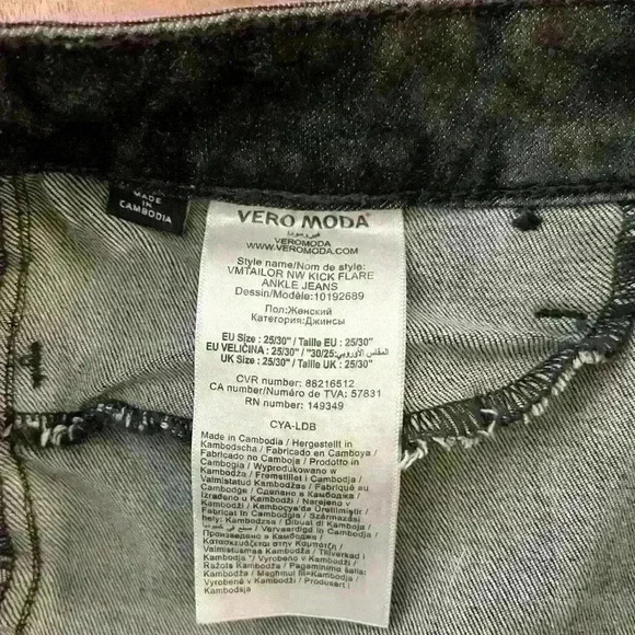 VERO MODA Flared Bootcut Gray Black 
Medium Raise Jeans with  Raw Hem. - Picture 6 of 8